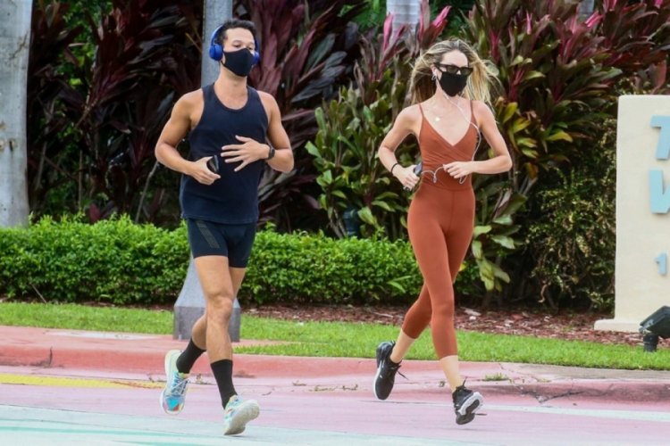 Candice Swanepoel'ın maskeli koşusu