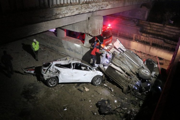 Bolu'da 2 otomobil 4 metrelik köprüden aşağı uçtu: 3 yaralı