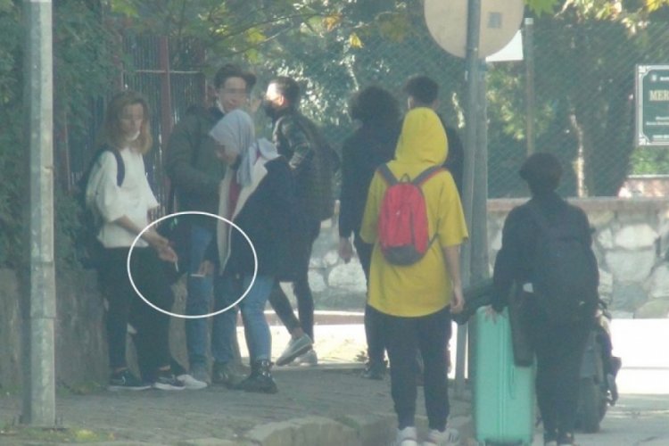 Bursa'da öğrenciler ne maske takıyor ne de yasağı dinliyor
