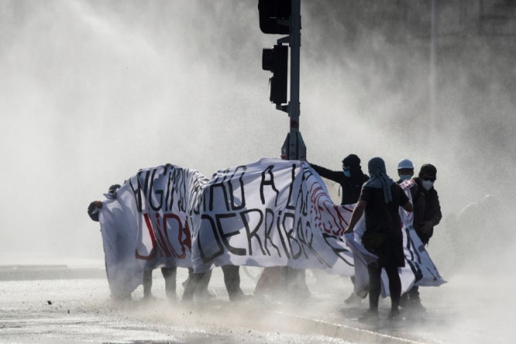 Şili'de tutuklu göstericiler için yapılan protestoya polis müdahalesi