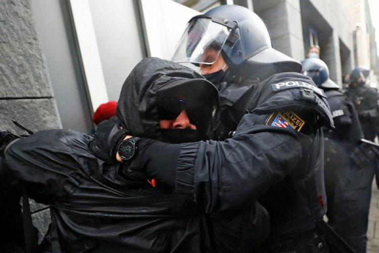 Almanya'da Kovid-19 önlemlerine karşı protesto: Polis tazyikli suyla müdahale etti