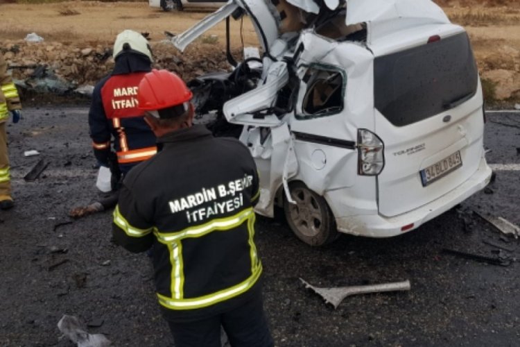 Hafif ticari araç ve kamyon çarpıştı: 1 ölü, 2 yaralı