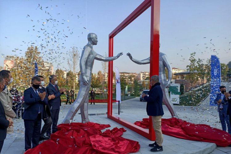 Bursa Millet Bahçesi'ne, Koreli sanatçıdan Dünya Aynası-Ayna Adam Heykeli hediyesi geldi