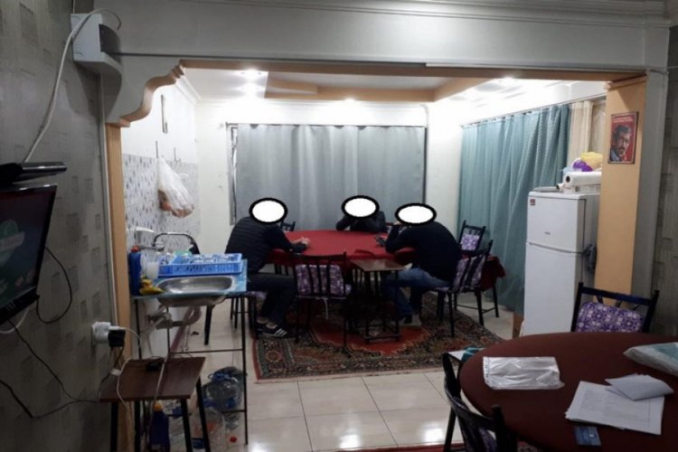 Kumar oynayıp, sosyal mesafeye uymayan 22 kişiye ceza yağdı