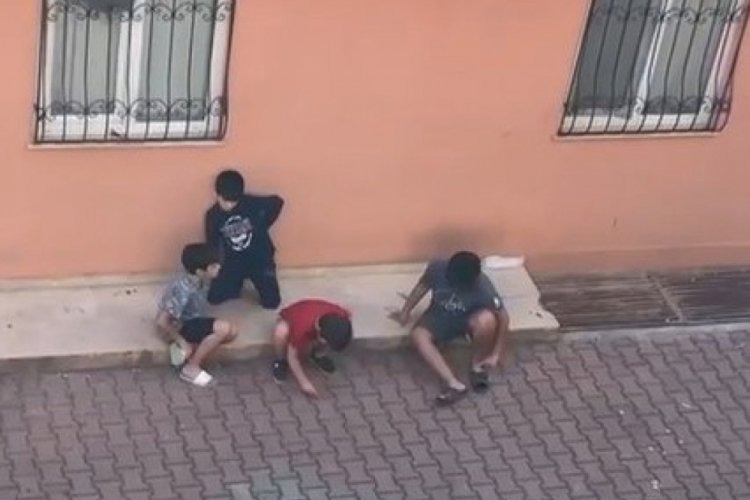Minikler sokakta oyun oynamak yerine ekonomi konuştu