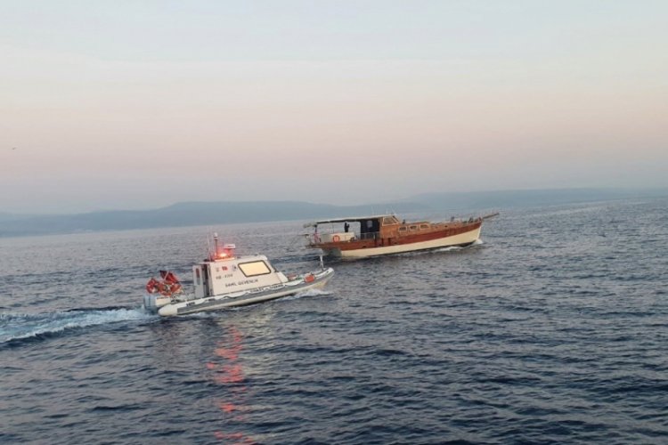 107 göçmenin bulunduğu tekne balık çiftliği kafesine çarptı