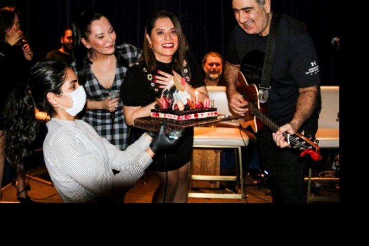Reyhan Karaca'ya sahnede doğum günü sürprizi