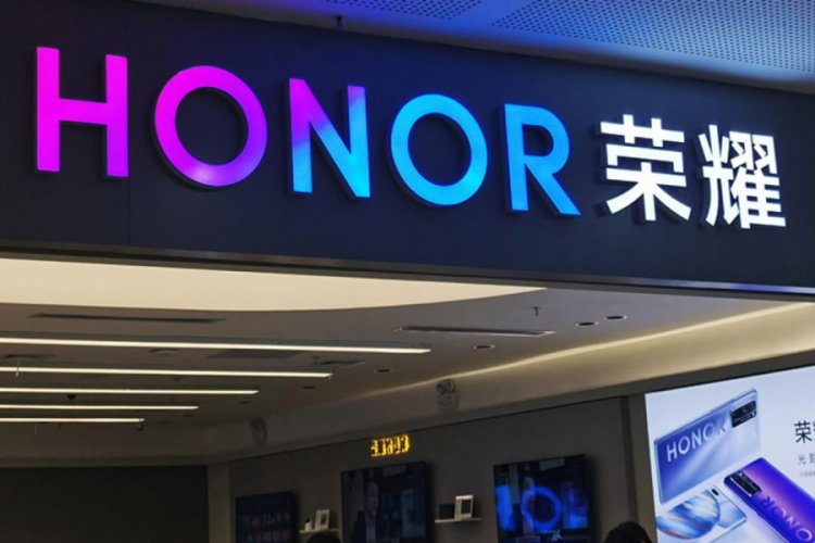 Huawei, Honor markasını sattığını duyurdu!