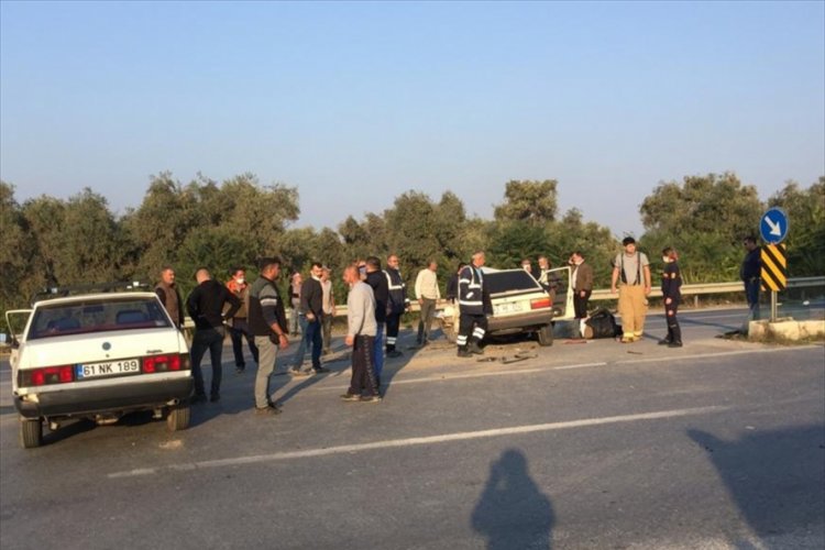 İzmir'de çarpışan iki otomobilin sürücülerinden biri öldü
