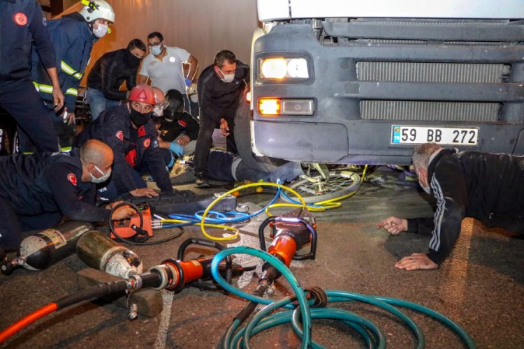 Bisikletiyle TIR'ın tekerleği altında kaldı