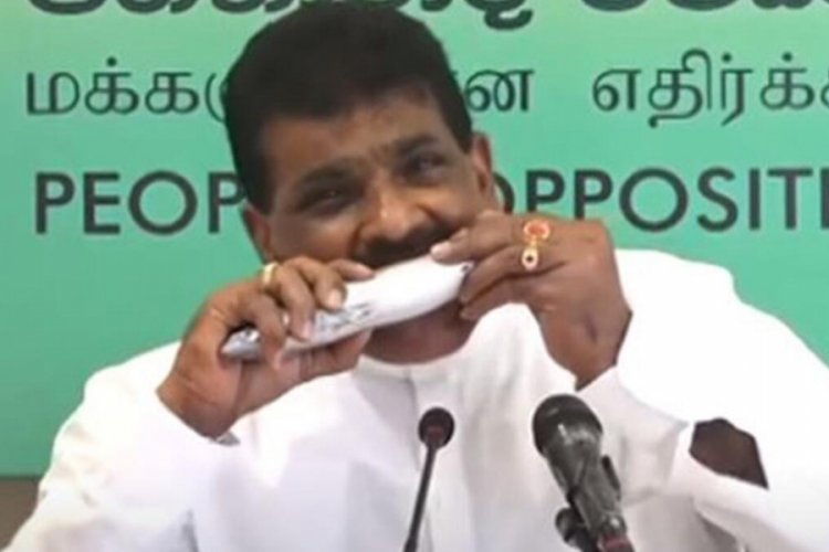 Sri Lankalı milletvekili çiğ balık yedi