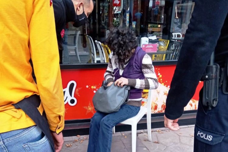 Elinde i&ccedil;ki şişesiyle baygınlık ge&ccedil;irdi