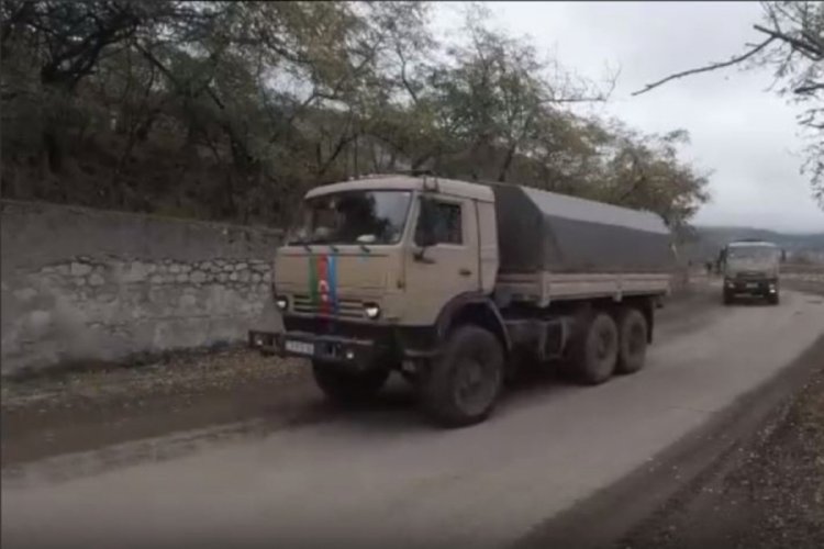 Rus Barış Gücü askerleri Dağlık Karabağ'da Azerbaycan'ın konvoyuna eşlik etti