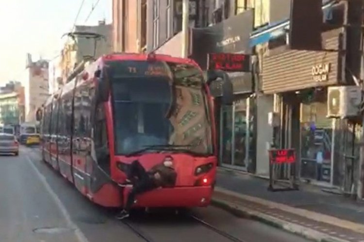 Bursa'da tramvay arkasında tehlikeli yolculuk kaydedildi