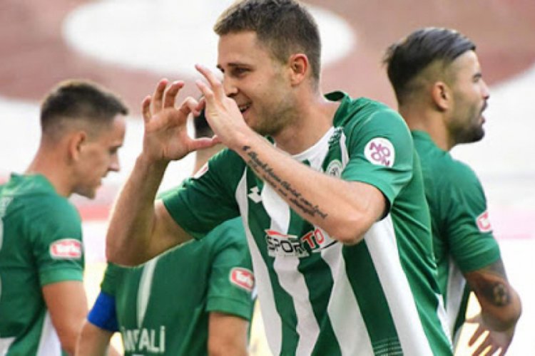Konyaspor'un gol y&uuml;k&uuml; Artem Kravets'in omuzlarında
