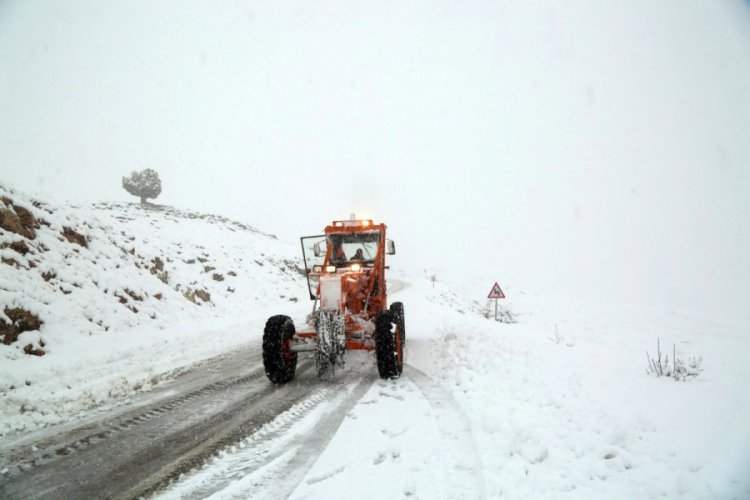 Tunceli'ye mevsimin ilk karı yağdı: 31 köy yolu ulaşıma kapandı