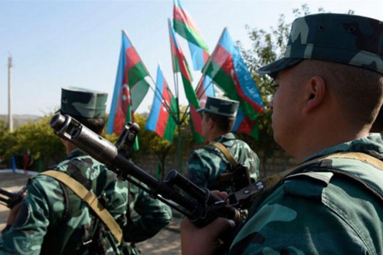 Azerbaycan ordusu Ağdam'a bayrak dikti