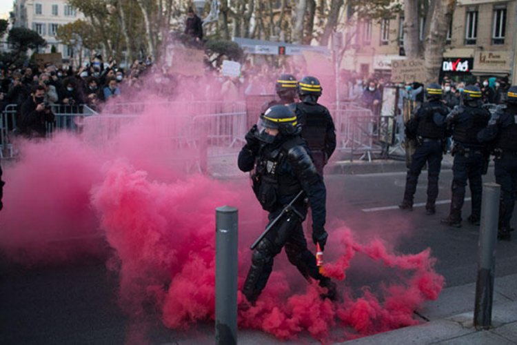 Fransa'da sarı yeleklilerle güvenlik yasa tasarısı karşıtlarının gösterilerinde olaylar çıktı