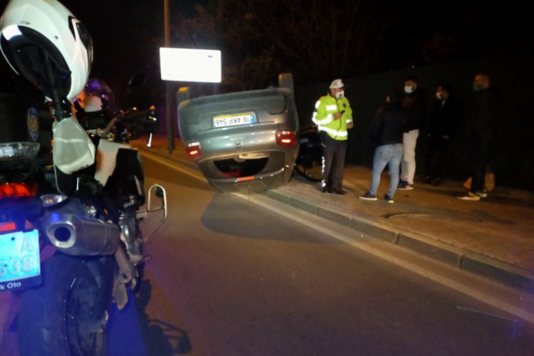 Bursa'da paket servise çıkan otomobil takla attı: 3 yaralı