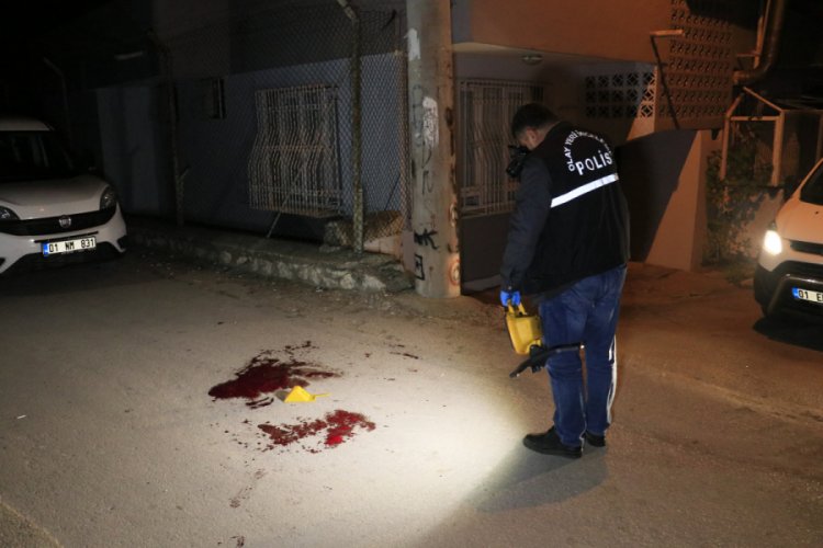Kısıtlamaya uymayıp sokağa &ccedil;ıktı, husumetlisi tarafından vuruldu