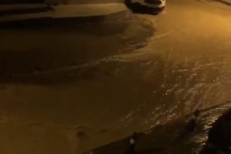 Bursa'da su borusu patladı, yol çöktü