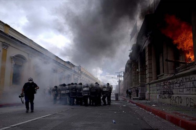 Guatemala'da b&uuml;t&ccedil;eyi protesto eden g&ouml;stericiler Kongre'de yangın &ccedil;ıkardı