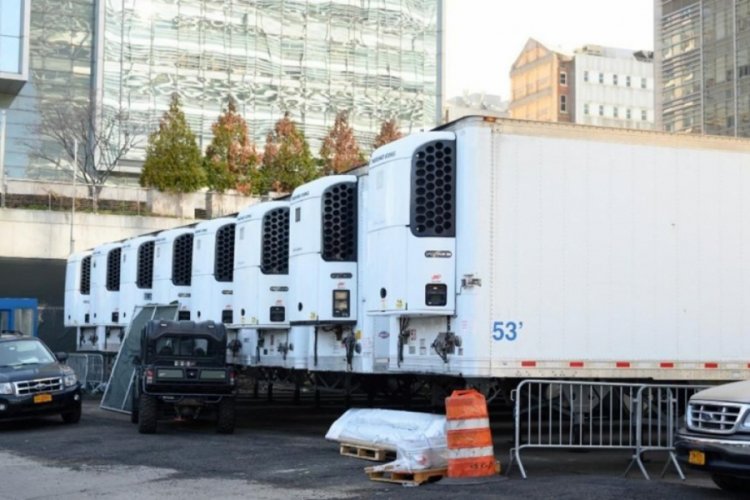 New York'ta corona vir&uuml;sten &ouml;len kişilerin cesetleri yaklaşık bir yıldır kamyonlarda bekliyor