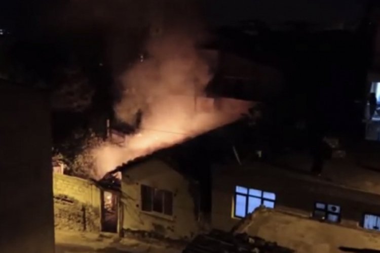 Bursa'da ısınmak i&ccedil;in girdiği ahşap evi yaktı