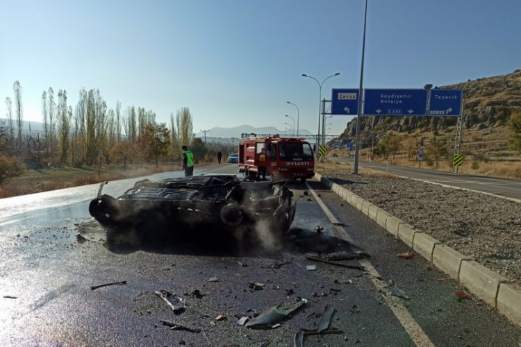 Yanan otomobilden son anda kurtarıldı