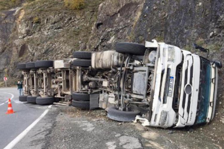 Kamyon devrildi, k&ouml;m&uuml;r &ccedil;uvalları yola sa&ccedil;ıldı