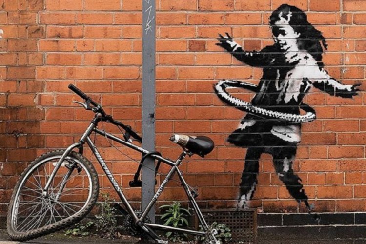 Banksy'nin hula hop çeviren kız eserindeki bisiklet çalındı