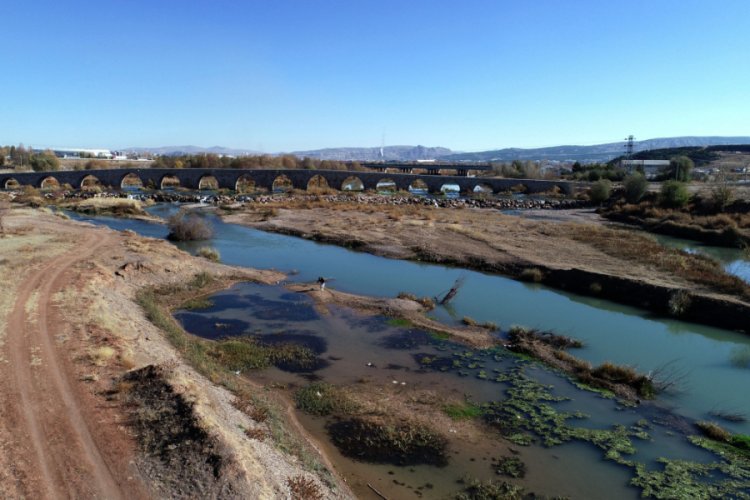 T&uuml;rkiye'nin en uzun nehri Kızılırmak'ta su seviyesi azaldı