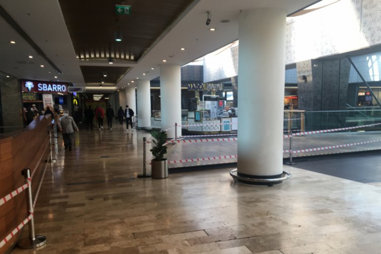 AVM'de yerde yemek yiyenlere karşı &ouml;nlem