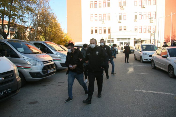 Karı koca &ccedil;ifti darp edip polislere saldıran 4 kişi tutuklandı