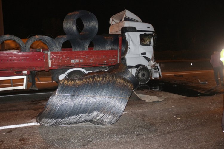 Adana'da tır ile kamyon çarpıştı