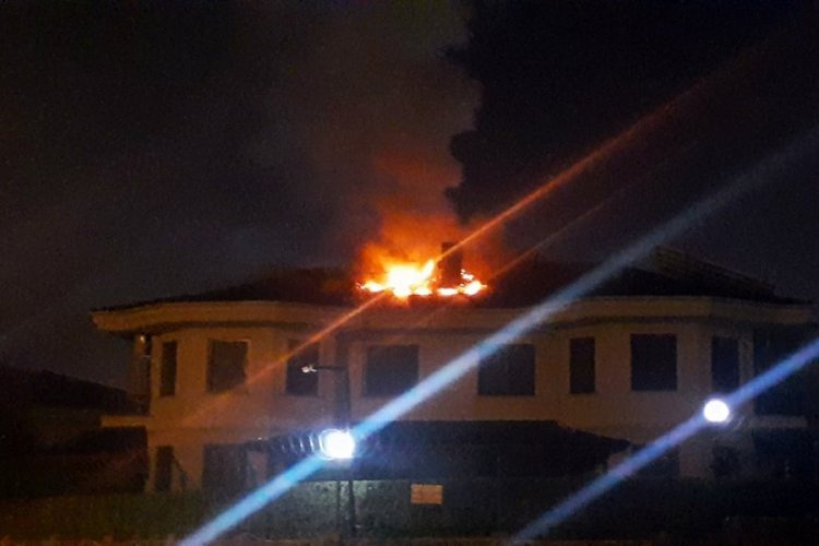 Sakarya'da bir villanın çatısında çıkan yangın paniğe neden oldu