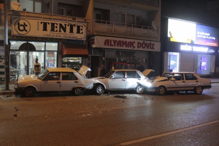 Bursa'da park halindeki 4 araca çarparak durabildi: 2 yaralı