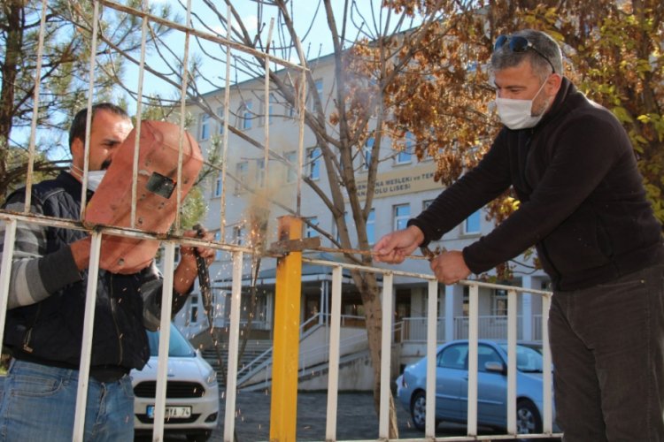 &Ouml;ğretmenler, &ouml;ğrenciler yokken okulda onarım yapıyor