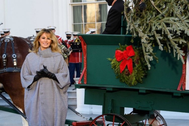 Melania Trump son kez Beyaz Saray'a Noel ağacının gelme t&ouml;reninde