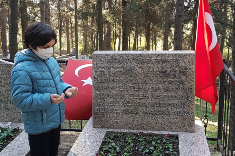 Bursa'da şehit öğretmen mezarı başında anıldı