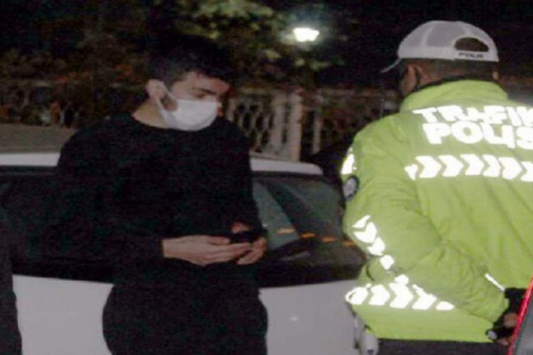 Babasının aracını izinsiz alan ehliyetsiz s&uuml;r&uuml;c&uuml;y&uuml; polis yakaladı