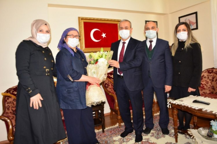 Şehit Ayb&uuml;ke &ouml;ğretmenin annesini yalnız bırakmadılar