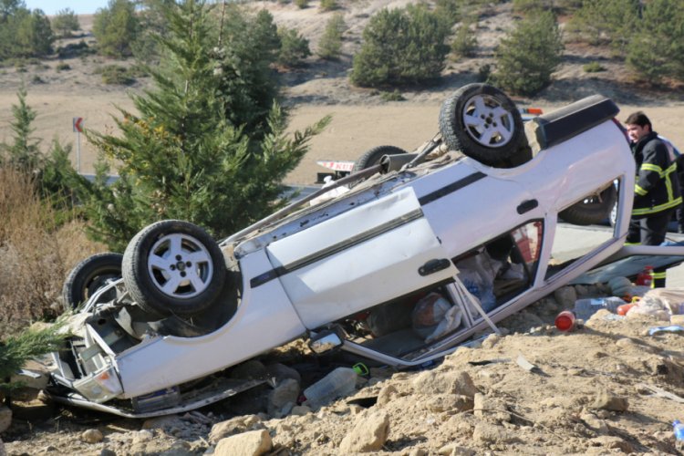 Yoldan &ccedil;ıkan otomobil takla attı: 1 ağır 2 yaralı