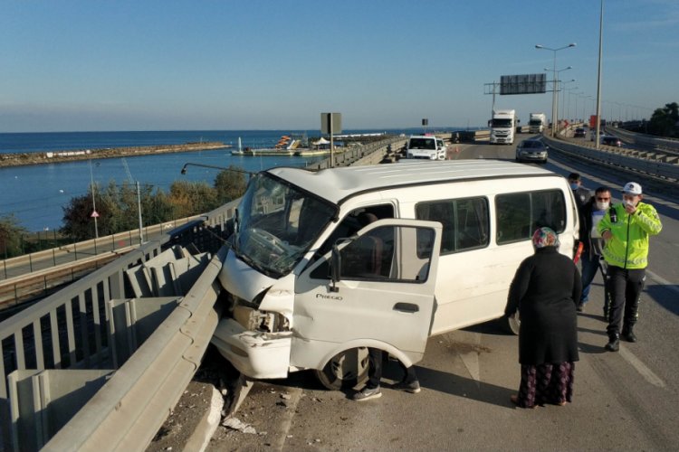 Panelvan minib&uuml;s viyad&uuml;kteki bariyerlere &ccedil;arptı: 3 yaralı