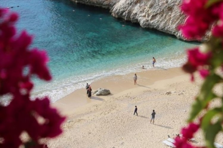 D&uuml;nyaca &uuml;nl&uuml; Kaputaş Plajı'nda kasımda deniz, kum ve g&uuml;neş keyfi