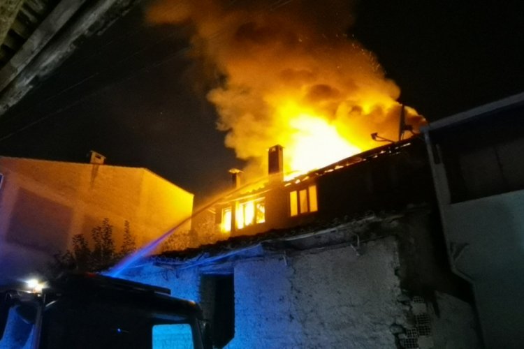 Bursa'da korkutan yangın! Yatağa bağımlı kadın son anda kurtarıldı