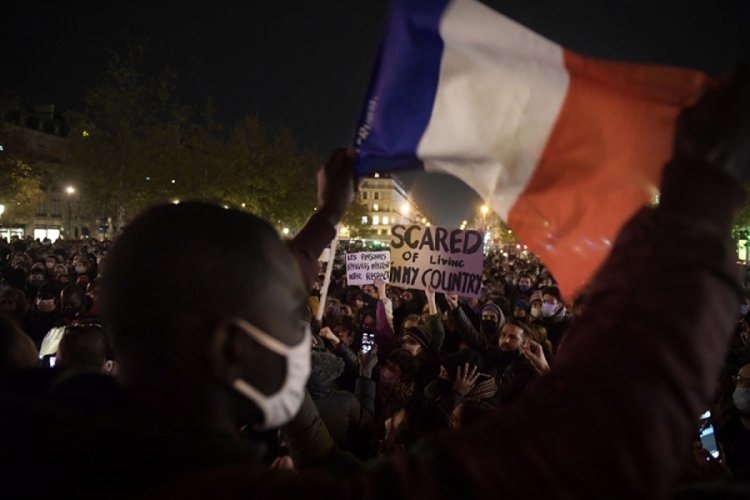 Paris'te sığınmacılara destek protestosu