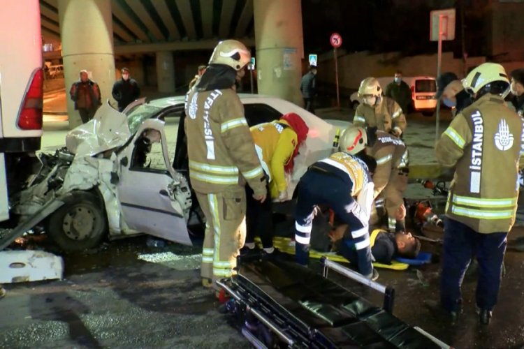 Otomobil park halindeki otob&uuml;se arkadan &ccedil;arptı: 1'i ağır, 2 yaralı