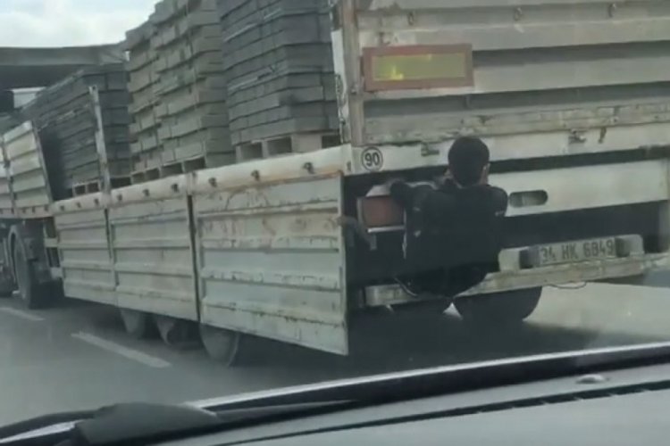 Bursa'da kamyon kasasına tutunan gencin tehlikeli yolculuğu kamerada