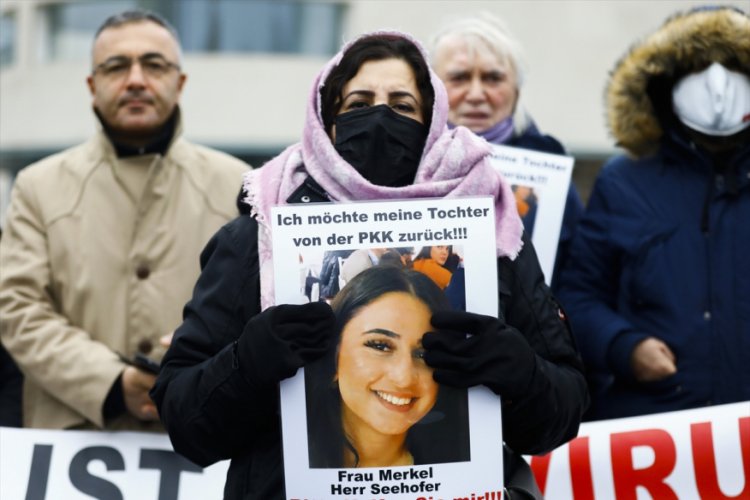 Almanya'da PKK tarafından kızı kaçırılan anne eylemini sürdürüyor